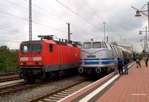 V 240 001 neben 143 013 - Dresden-Hbf. 20.05.04
