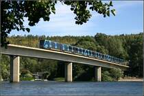Rote Linie nach Norsborg, Albybron - 

Kurz nach der Haltestelle  Masmo  kommt die Bahn aus dem Berg und fährt auf dieser 370 Meter langen Brücke über den Albysjö. 

25.8.2007 (M)