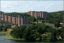 Rote Linie, in Fittja auf der Strecke nach Norsborg - 

Der Stadtteil Fittya in der Kommune Botkyrka wird oberirdisch meist auf Brücken durchfahren. Zahlreiche solche Trabantenstädte um Stockholm werden durch die U-Bahn erschlossen. 

25.08.2007 (M)