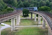 Rote Linie nach Norsborg, Fittja - 

Ein Zug in Richtung Stockholmer Innenstadt hat den Albytunnel durchfahren und erreicht auf aufgeständerter Strecke gleich die Station  Fittja . 

22.8.2007 (M)