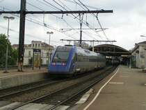 SNCF Dieseltriebwagenzug 72553 (X 72500 - X TER) f�hrt ein in die Bahnsteighalle des s�dfranz�sischen Bahnhofes Nimes am 18.08.2004.