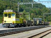 ZB - Baudienstzug mit Zuglok HGm 2/2 104001-3 und 6 Schotterwagen im Bahnhofsareal von Ringgenberg am 05.08.2007