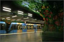 Rote Linie nach Norsborg, Station  Alby  - 

Am 12.1.1975 ging das letzte Teilabschnitt (Fittja - Norsborg) dieser Strecke in Betrieb. Der Bahnhof  Alby  liegt etwa in Mitte einer über 2 km langen Tunnelstrecke. Er besteht aus zwei Bahnsteigtunnelröhren, wobei eine Röhre zwei Gleise an einem Mittelbahnsteig aufnimmt. Der Bahnhof ist also dreigleisig angelegt. Zum einzigen Ausgang auf der Ostseite muss ein Höhenunterschied von über 30 Metern überwunden werden. Gestalterisch gehört er zu den beeindruckenden Felsgewölbe-Stationen, die bei der Erweiterung der Stockholmer Tunnelbanan in den siebziger Jahre zum Standard wurden. 

22.08.2007 (M)