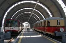 Der Bf Trimmelkam von innen mit der S-Bahn und einem historischen Personenwagen im Juli 2007