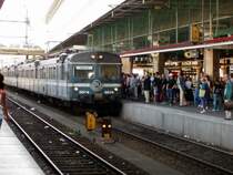 Viele Leute warten in Stockholm Centralen auf die  Pendelt�g  Z�ge.