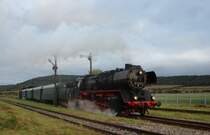 DR 50 3708-0 mit einem Sonderzug von Freyburg (Unstrut) �ber Artern nach Halberstadt bei der Ausfahrt in Laucha (Unstrut). Sp�ter wird der Zug den eigentlich stillgelegten der Teil der Unstrutbahn zwischen Nebra und Artern befahren; 08.09.2007