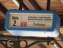 Die alten Zugzielanzeiger der Berliner S-Bahn am Bahnhof Berlin Rathaus Steglitz.