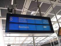 RE5 als 33108 nach Rostock Hbf �ber G�strow. Zugzielanzeiger Bahnhof Berlin S�dkreuz