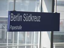 Berlin S�dkreuz/Berlin Papestra�e. Dieses Bahnhofschild sieht man nur am S-Bahnhof Berlin Papestra�e/Berlin S�dkreuz.