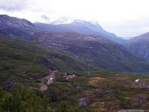 Blick auf den Bahnhof Katterat, gut zu sehen der weitere Verlauf der Bahnstrecke nach Rombak, ganz rechts ein kleines St�ck Rombaksbotn (Fjord). Katterat liegt noch 374 m hoch, auf 26 km sinkt die Bahnstrecke bis Narvik fast auf den Meeresspiegel, hat aber nie mehr wie 1,8% Gef�lle, aufgenommen am 04.09.2007