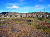 Au�er der Ringschuppen-Ruine in Riksgr�nzen ist nur noch die Grube der Drehscheibe vorhanden. Wie man auf dem Bild von 1910 sieht, war die Drehscheibe �berdacht und hatte in der Mitte einen Rauchabzug. Aufgenommen am 30.08.2007
