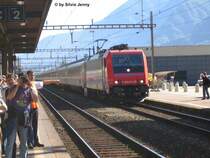 Re 484 013-8 mit Extrazug aus CIS-EC-Wagen am 8.9.07 in Biasca. Dieses Bild ist im allerletzten Moment entstanden, den nur HUnderstel sp�ter rollte auf Gleis 2 unser IR anch Bellinzona (-Locarno) ein. Daher wurde ich beim fotografieren fotografiert. Derjenige der mit seinem ausgestreckten Arm die Lok nur knapp verfehlte war ein SBB-Angestellter, der die Leute zur�ckzuweisen versuchte, damit der IR nach Locarno ungest�rt einfahren konnte.