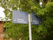 Noch stehen die blauen Schilder im th�ringer Teil der Unstrutbahn, die seid Dezember 2006 ohne Verkehr ist, doch langsam holt sich die Natur ihren Teil zur�ck. Im Hintergrund das verwahrloste EG am Haltepunkt Reinsdorf (bei Artern), 8.09.2007