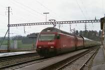 Seltenheit: Zwei Re 460 mit IC 2000 bei Puidoux-Chexbres im Februar 2005.