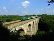 Der Personenzug aus Breslau �berquert am 25.8.07 kurz vor dem G�rlitzer Hauptbahnhof den Nei�eviadukt (Bj.1847) und damit die bundesdeutsche Grenze. Gezogen wird er von einer PKP Su-46 Diesellok.