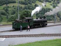 RhB Lok 107 fhrt rckwrts zur Drehscheibe in Sumvitg/Cumpadials(28.06.04)