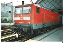 Im Sonnenschein des 27. Oktobers 2003 wartet 112 102 in 
Dresden Hbf auf ihre Weiterfahrt.