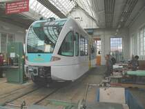 Meterspur GTW 2/6 von Stadler fr die OSE bei der
Endfertigung in den Betriebswerksttten der RhB in 
Landquart.17.04.2004 (Der Auftrag umfasste total 11 Gelenktriebwagen)