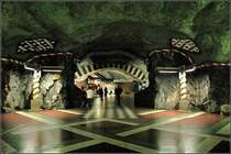 Blaue Linie, Endstation  Kungsträdgården  - 

Blick von der Bahnsteigebene in Richtung des östlichen Ausganges. Diese Station wurde künstlerisch sehr reichhaltig ausgestattet. 

17.08.2007 (M)