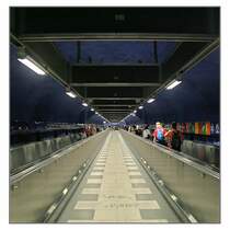 Blaue Linie, Stammstrecke, Station  T-Centralen  -

Der Bahnhof der Blauen Linie bildet zusammen mit dem Stationsteil der beiden anderen Linen ein V. Die Spitze befindet am Ausgang Sergels Torg. Etwa in Bahnsteigmitte beider Stationen befindet sich dieser über 100 Meter lange leicht schräge Gang mit Fahrsteigen für die Umsteiger von und zur blauen Linien. 

24.08.2007 (M)