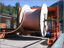 Stoff der Begierde  - Kupfer. Soviel ich weiss wurde auch schon die RhB Opfer von Kupferdieben. Diese Fahrleitungsbobine ist bereit, um alte Fahrleitungsdr�hte zu ersetzen. (13.09.2007)