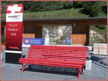 Japaner, Koreaner und Chinesen als G�ste der Kleinen Roten werden in Filisur begr�sst, nur sind im Moment meines Aufenthaltes keine weiteren Passagiere auszumachen. (13.09.2007)