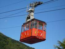 Gondel 2 der Stresa-Mottarone Seilbahn schwebt am 11.8.2007 in die Talstation ein.