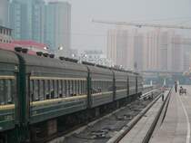 Wagen eines chinesischen Schnellzuges. Sie scheinen luftgefedert zu sein. Auf einer Wagenseite sind jeweils 4 Sitze, auf der anderen 6. Die Sitzbänke sind gepolstert, die Rückenlehnen aber senkrecht angeordnet. Höchstgeschwindigkeit: 120 km/h. 13.9.2007, Peking Nordbahnhof (Xizhimen)