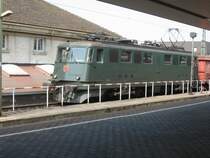 Eine Ae 6/6 durch f�hrt Basel Bad am 30.4.07