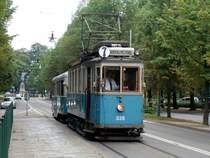 Eine Stra�enbahn mit Beiwagen f�hrt auf der Insel Djurg�rden; hier in der N�he von Vasamuseet.