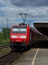 146 026 steht mit einer RE6 in Minden Westfalen und f�hrt gleich zur�ck nach D�sseldorf Hbf �ber Bielefeld, Hamm, Dortmund Hauptbahnhof (2.8.2007)