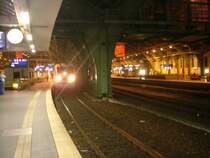 Ein ICE 2  Potsdam  (402-216) steht als ICE 540 nach K�ln/Bonn Airport gegen 20.45 Uhr am Gleis 6 bereit. Entgegen der Wochenendverbindung f�hrt hier nur eine Einheit, statt der 2 zu Zeiten hoher Auslastung.
Berlin am 13.9.07