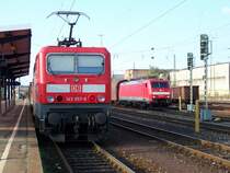 Abendstimmung im Bahnhof Aalen. Links steht die Br.143 057-8 die soeben mit einem RegionalExpress in Aalen ankam. Und rechts steht die Br.189 051-6 (ohne DB-Railion-Logo) mit dem Plang�terzug im GBF Aalen. Aufgenommen am 14.September 2007 in Aalen.