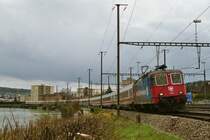 Re 4/4 II 11228 mit einer DB-IC Komposition (IC-Steuerwagen am Zugschluss)auf dem Weg nach Deutschland bei Dietikon anfang 2005.
Leider wurde die F�hrung von diesen Z�gen in der Schweiz schon wieder eingestellt...