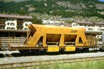 RhB - Fad 8724 am 13.08.1991 in Samedan - Selbstentlade-Schotterwagen 4-achsig mit 1 offenen Plattform - �bernahme 09.05.1983 - JMR - Gewicht 15,31t - Zuladung 33,00t - L�P 12,50m - zul�ssige Geschwindigkeit Aufkleber 80/B km/h - �2=25.03.1991 - Lebenslauf: ex Fad 8724 - 02/2004 Xac 9434.
