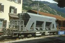 RhB - Fad 8727 am 01.09.1993 in Samedan - Selbstentlade-Schotterwagen 4-achsig mit 1 offenen Plattform - �bernahme 22.02.1988 - JMR - Gewicht 15,00t - Zuladung 33,00t - L�P 12,50m - zul�ssige Geschwindigkeit Aufkleber 80/B km/h - Lebenslauf: ex Fad 8727 - 02/2004 Fac 8727.
