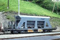 RhB - Fad 8729 am 06.06.1990 in Samedan - Selbstentlade-Schotterwagen 4-achsig mit 1 offenen Plattform - �bernahme 11.02.1988 - JMR - Gewicht 15,06t - Zuladung 33,00t - L�P 12,50m - zul�ssige Geschwindigkeit 80/B km/h - Lebenslauf: ex Fad 8729 - 02/2004 Fac 8729.
