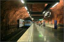 Blaue Linie, Stammstrecke, Station  Radhuset  - 

Diese Station im Stadtteil Kungsholmen liegt 20 Meter unter der Meereoberfläche. Da sie teilweise noch unter einem Hügel liegt, sind es bis zur Oberfläche auf der Ostseite 40 Meter Höhenunterschied. Vom Sperrenbereich des östlichen Zugangs führen lange Fußgängertunnels nach Norden und Süden aus dem Hügel, zusätlich führen Aufzüge auf den Hügel. Ein weiterer Ausgang befindet sich auf der Westseite. 

22.08.2007 (M)