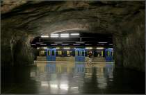 Blaue Linie, Stammstrecke, Station  Fridhemsplan  -  

Auch dieser Bahnsteig liegt noch 10 Meter unter der Meeresoberfläche und über 30 Meter unter dem Gelände. Die Bahnsteige der Grünen Linie liegen etwa 10 Meter höher. Ausgänge gibt es auf beiden Seiten, auf der Ostseite ist die Verbindung zur Grünen Linie. 

21.08.2007 (M)