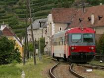 5047 008 f�hrt gerade in eine von H�usern umgebene Engstelle ein; w�hrend der Fahrdienstleiter mit dem Rad unterwegs ist um die Weiche zu stellen, damit 5047 008 auf das Abstellgleis fahren kann (Spitz an der Donau, 24.8.2007) 