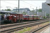 323 699 und der  Nebenbahntretter  stehen am 01.07.2007 in M�nchen Ostbahnhof.