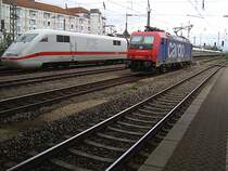 Die Re 482 049-4 und ein ICE 1 bei der einfahrt in Regensburg HBF am 07.09.2007