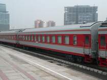 Chinesischer Schlafwagen in Peking Nordbahnhof (Xizhimen) am 13.9.2007. Empfehlenswert ist die Klasse  Soft Sleeper  mit vier Betten pro Zimmer. Auf einfachere Klassen sollte man nach M�glichkeit verzichten - es gibt hier teilweise Wagen ohne R�ume, in denen jeweils 3 Betten �bereinander liegen.