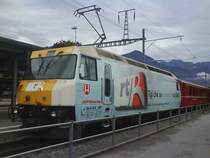 Eine GE 4/4 III ( Werbung f�r einen Regionalen Fernsehsender ) mit einem Regioexpress nach Scoul - Tarasps steht am 20.08.07 in Landquart.