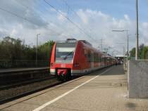 ET 423 791-3 f�hrt kommend aus  Bergisch-Gladbach  in den Haltepunkt  K�ln-Holweide  ein. Das Ziel ist  D�sseldorf-Werhahn .