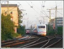 Die 143 im Bild links musste mit ihrer Regionalbahn nach Frankfurt am Main-Hauptbahnhof am Abend des 25.08.2007 in H�he des alten Bahnhofsgeb�udes von Frankfurt am Main-Niederrad erst einen ICE �berholen lassen, bevor sie die Fahrt fortsetzen konnte.