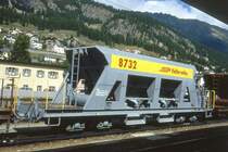 RhB - Fad 8732 am 01.09.1993 in Samedan - Selbstentlade-Schotterwagen 4-achsig mit 1 offenen Plattform - �bernahme 08.07.1993 - JMR - Gewicht 15,17t - Zuladung 33,00t - L�P 12,50m - zul�ssige Geschwindigkeit 80/B km/h - Versuchslackierung Logo RhB in deutsch auf gelben Untergrund - Lebenslauf: ex Fad 8732 - 02/2004 Fac 8732.
