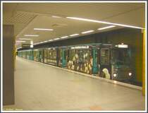 Die Linie U4 mit Streckenverlauf Bockenheimer Warte - Bornheim Seckbacher Landstra�e wird als einzige komplett unterirdisch verkehrende Frankfurter U-Bahn-Linie normalerweise nur mit den extra f�r diese Linie beschafften Triebwagen der Bauart U3 gefahren. Eher selten werden auf dieser Linie Ptb-Triebwagen eingesetzt, am 30.08.2007 war das mal in Form der Ptb-Triebwagen 747, 733 und 744 der Fall, aufgenommen in der Station Bornheim Mitte in Fahrtrichtung Seckbacher Landstra�e. Der normale Halt beim Fahrgastwechsel ist eigentlich zu kurz f�r eine Aufnahme, ich hatte das Gl�ck, dass der Zug einige Minuten an der Station stand, weil der Fahrer einen Funkspruch von der Leitstelle erhielt. 