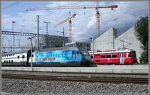 Re 460 020-1 und Be 4/4 512 Pendel der RhB vor den Neubauten und rechts der Hauptwerkst�tte Chur kurz vor dem Abbruch. (15.09.2007)