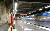 Blaue Linie, Stammstrecke, Station  Västra skogen  - 

Die Station liegt nicht mehr auf Stockholmer Stadtgebiet, sondern schon in der Nachbarkommune Solna. Die Bahnsteige liegen etwa 4 Meter unter dem Meeresspiegel, tief unter einem Hügel, auf dem sich der einzige Zugang befindet. Dazu war mit 33 Meter Länge die längste Rolltreppenanlage der Stockholmer U-Bahn nötig. 

23.08.2007 (J)